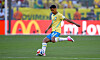 Douglas Santos von Brasilien schießt den Ball im Spiel gegen Marokko in New Jersey.