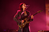 Adrianne Lenker singt und spielt Gitarre (Archivbild).