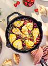 Hähnchen in Balsamico-Kirsch-Soße in schwarzer Pfanne mit Kirschen und Kräutern