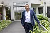 Hans-Jürgen Wilhelm steht vor dem Eingang der Pflegeeinrichtung Altenhof in Hamburg.