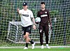 St. Paulis Torwarttrainer Sven van der Jeugt und Ben Voll beim Training.