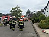 Feuerwehrkräfte und Drehleitern vor einem Reihenhausbrand in Hamburg-Schnelsen.