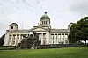 Hanseatisches Oberlandesgericht Hamburg am Sievekingplatz mit Kuppel und Denkmal im Vordergrund.
