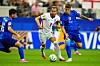 Harry Kane wird von Kroatiens Abwehr im WM-Spiel in Arlington bedrängt.