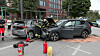 Feuerwehr sichert verunfallten Miles-Wagen und Seat-SUV an Kreuzung in Hamburg-Ohlsdorf.
