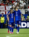 Luka Modrić und Luka Vušković von Kroatien stehen beim WM-Spiel im AT&T Stadium in Dallas auf dem Rasen.