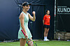 Tamara Korpatsch jubelt mit erhobener Faust auf dem Tennisplatz in Berlin.