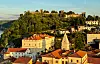 Blick vom Glockenturm St. Georg über Piran mit Stadtmauer und roten Dächern.