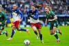 Lotta Wrede vom Hamburger SV dribbelt gegen Werder Bremen im Frauen-Bundesliga-Spiel in Hamburg.