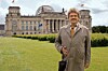 Horst Schlämmer steht vor dem Reichstag in Berlin, im Hintergrund das Reichstagsgebäude und ein grüner Rasen.