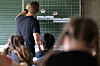 Ein Lehrer macht im Unterricht einer vierten Klasse einer Hamburger Grundschule (Symbolbild).