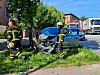 Der Opel hat nach dem Aufprall auf den Baum nur noch Schrottwert.