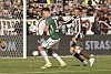 Hauke Wahl im Trikot des FC St. Pauli im Duell mit Wolfsburgs Dzenan Pejcinovic.