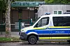 Ein Mannschaftswagen der Polizei parkt vor dem Eingangsbereich der Synagoge in Hamburg. (Archivbild)