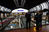 Bewaffnete Bundespolizisten patrouillieren im Hamburger Hauptbahnhof unter dem Hallendach.