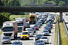Mehrere Kilometer Stau auf der A1 bei Bargteheide in Richtung Lübeck mit dichtem Verkehr.