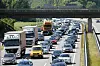 Mehrere Kilometer Stau auf der A1 bei Bargteheide in Richtung Lübeck mit dichtem Verkehr.