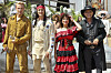 Bastian Semm, Alexander Klaws, Isabel Varell und Florian Fitz in Kostümen bei der Generalprobe im Indian Village.