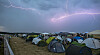 Fliegendes-Hochzeitszelt-ger-umtes-Kinder-Camp-unterbrochene-Festivals-die-Unwetter-Bilanz