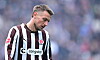 Hauke Wahl von St. Pauli steht nach dem 1:3 gegen Wolfsburg nachdenklich auf dem Rasen.