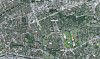 Satellitenansicht mit Wohngebieten, Straßen, Grünflächen und einem Sportgelände.