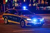 Polizeiauto mit Blaulicht nachts in Hamburg bei einem Einsatz.