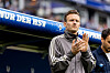 Claus Costa vom Hamburger SV applaudiert am Spielfeldrand im Volksparkstadion vor dem Spiel gegen Freiburg.