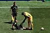 Felix Zwayer sitzt auf dem Rasen, Aiden O'Neill hilft ihm im Seattle-Stadion.