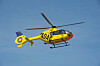 ADAC-Rettungshubschrauber fliegt über der Baustelle am Kreuzfahrt-Terminal in Neumühlen.