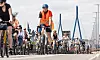 Radfahrer der ADFC-Sternfahrt auf der Köhlbrandbrücke im Hamburger Hafen