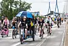 ADFC-Fahrradsternfahrt auf der Köhlbrandbrücke im Hamburger Hafen mit vielen Radfahrern.