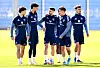 Noah Katterbach, Daniel Elfadli, Fábio Vieira, Nicolás Capaldo und William Mikelbrencis trainieren auf dem Platz des HSV.