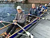 Vier Personen in Ruderboot