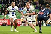 Anton Segner läuft mit dem Ball, zwei Melbourne-Rebels-Spieler verteidigen im AAMI Park in Melbourne.