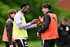 Fin Stevens und Abdoulie Ceesay mit guter Laune beim Training.