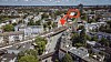 Hochbahntrasse durch Wohngebiet, rote Markierung über einem Streckenabschnitt