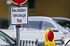 Schild „Baustellenfahrzeuge frei“ an einer Berliner Baustelle mit gelbem Absperrposten.