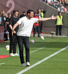 Albert Riera dirigiert an der Seitenlinie beim Bundesliga-Spiel Eintracht Frankfurt gegen den HSV in Frankfurt.