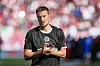 Hauke Wahl klatscht im St. Pauli-Trikot