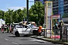 Einsatzkräfte sichern nach einem schweren Unfall mit zwei Autos die Tram-Haltestelle Greifswalder Straße in Berlin-Pankow.
