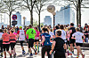 Läufer beim Halbmarathon des Haspa Marathon Hamburg 2018 auf einer Straße in der Stadt.