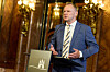 Andy Grote spricht im Hamburger Rathaus bei einer Pressekonferenz zum Olympia-Referendum.