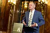 Andy Grote spricht im Hamburger Rathaus bei einer Pressekonferenz zum Olympia-Referendum.