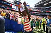 Folarin Balogun winkt im Seattle Stadium den Fans nach dem Spiel gegen Australien zu.