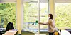 Corona-Maßnahmen: Eine Schülerin öffnet das Fenster, um den Klassenraum zu lüften. (Symbolbild)