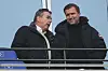 Heribert Bruchhagen und Markus Krösche stehen im Volksparkstadion während HSV gegen Eintracht Frankfurt.