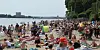 Viele Hamburger zieht es trotz Corona nach draußen, zum Beispiel an den Elbstrand. Fühlen wir uns zu sicher?