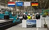 Vertreter von Damen Naval, Landesregierung und Lürssen beim Brennstart der F126-Fregatte 2023 in einer Werfthalle.