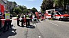 Einsatzkräfte und Rettungswagen in abgesperrter Wohnstraße bei einem Notfalleinsatz.
