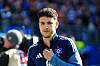 Daniel Elfadli vom Hamburger SV hält sich vor dem Spiel gegen Augsburg die Hand an die Brust.